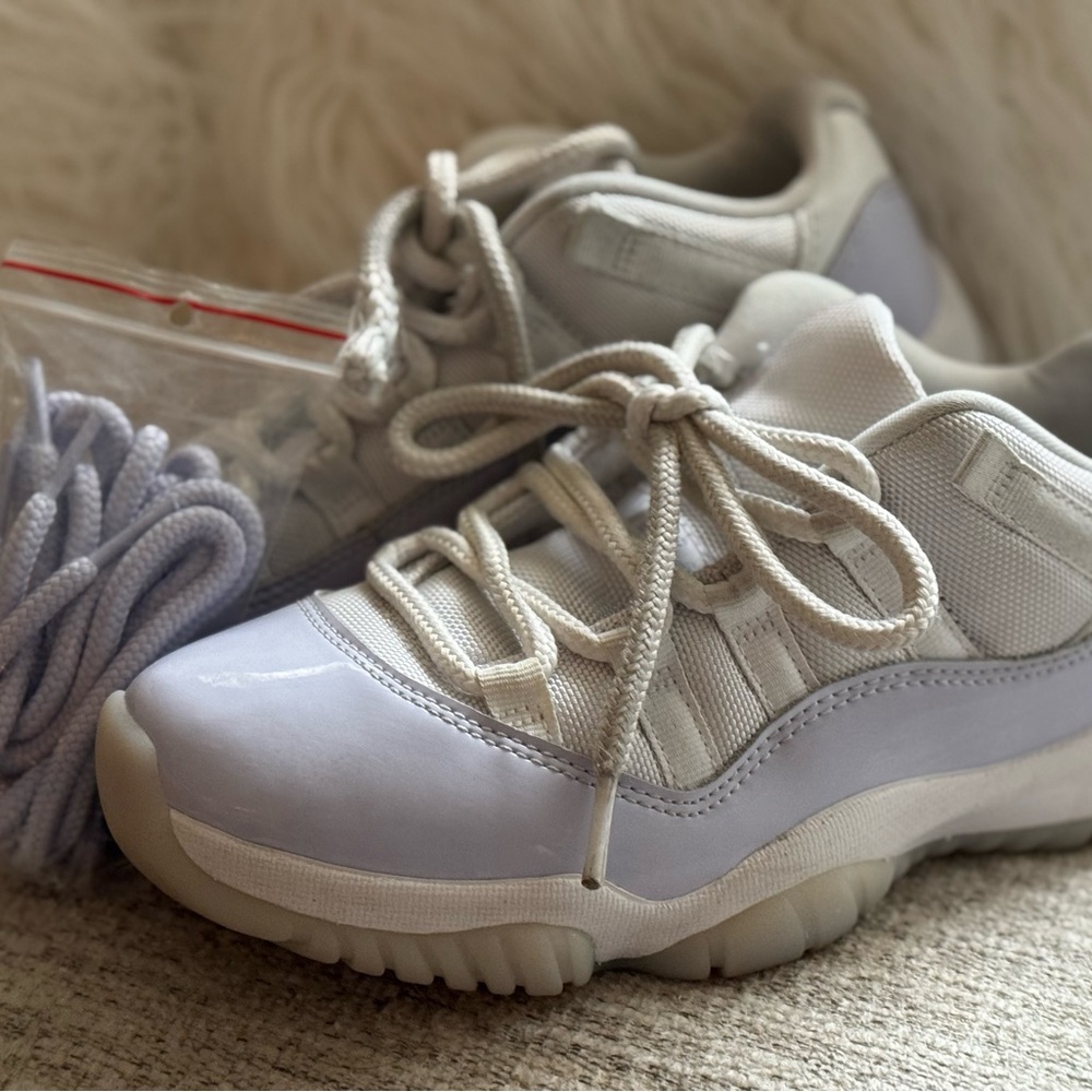 Woman’s Jordan 11 Size: 6